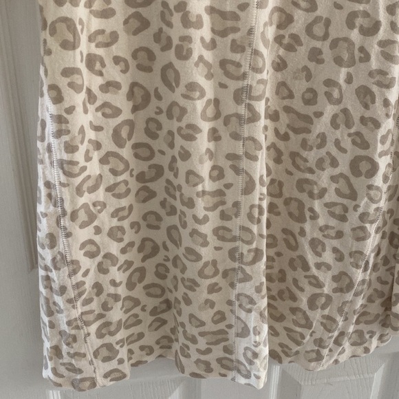 Gibson Nordstrom V-Neck Tunic Top in Oatmeal Animal Print size small - Picture 9 of 10
